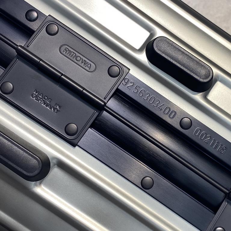 Moncler and RIMOWA join hands again to create a set of customized luggage based on RIMOWA's iconic Topas Stealth aluminum-magnesium alloy series. Inexcusable trolley handle Imported universal wheels International TSA cus