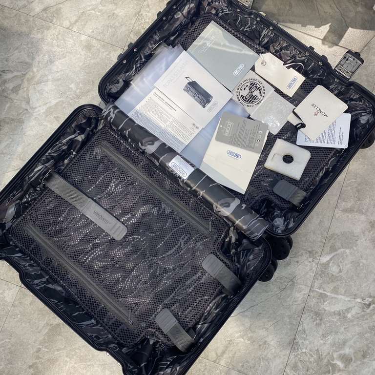 Moncler and RIMOWA join hands again to create a set of customized luggage based on RIMOWA's iconic Topas Stealth aluminum-magnesium alloy series. Inexcusable trolley handle Imported universal wheels International TSA cus