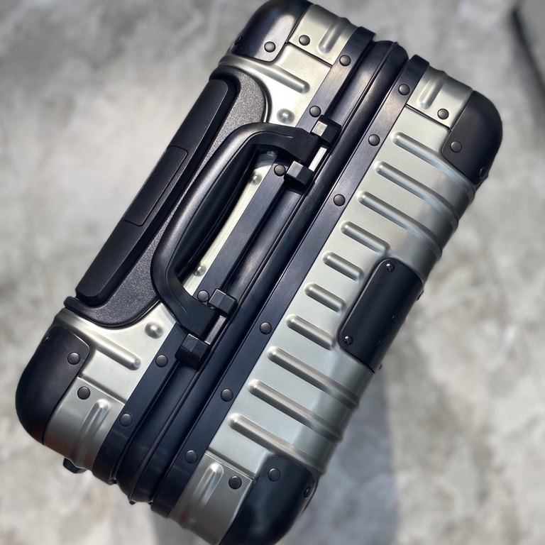 Moncler and RIMOWA join hands again to create a set of customized luggage based on RIMOWA's iconic Topas Stealth aluminum-magnesium alloy series. Inexcusable trolley handle Imported universal wheels International TSA cus