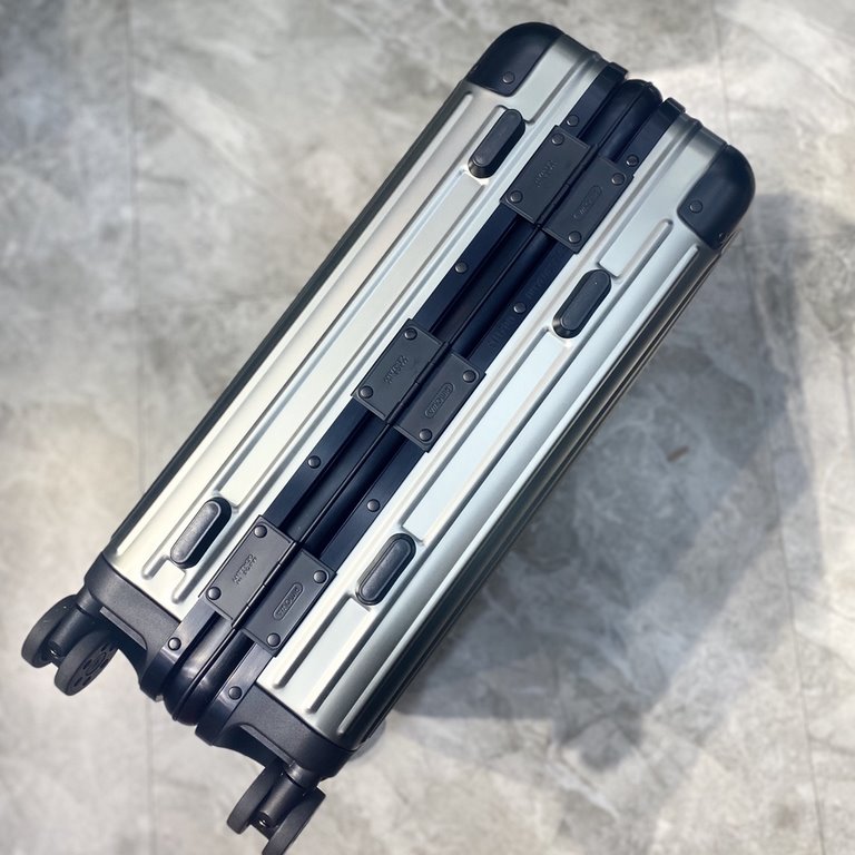 Moncler and RIMOWA join hands again to create a set of customized luggage based on RIMOWA's iconic Topas Stealth aluminum-magnesium alloy series. Inexcusable trolley handle Imported universal wheels International TSA cus