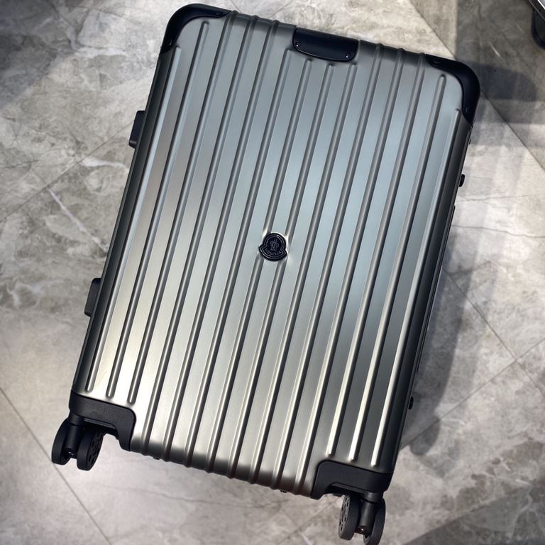 Moncler and RIMOWA join hands again to create a set of customized luggage based on RIMOWA's iconic Topas Stealth aluminum-magnesium alloy series. Inexcusable trolley handle Imported universal wheels International TSA cus