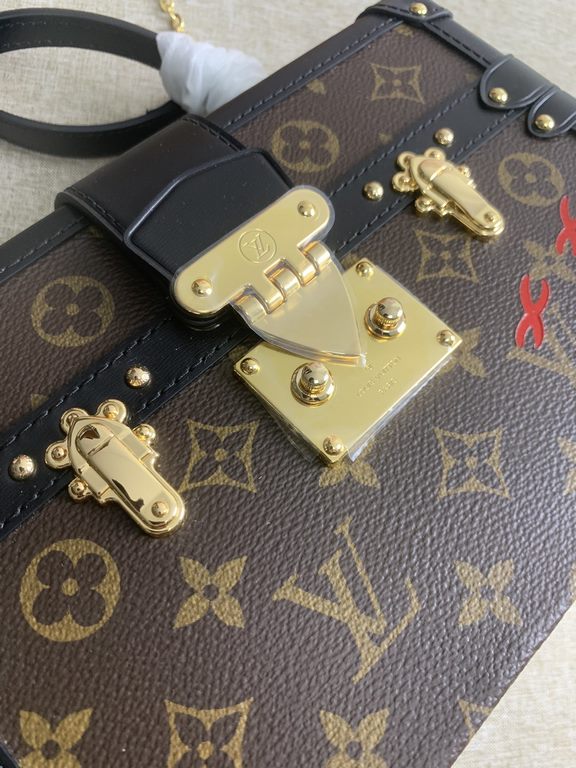 Nicolas Ghesquières Hard Box Bag] M46309 Vintage Nicolas Ghesquières returns to Louis Vuitton's trunk-making tradition with the Petite Malle V. Monogram canvas with leather trim and V-shaped side panels provide softness 