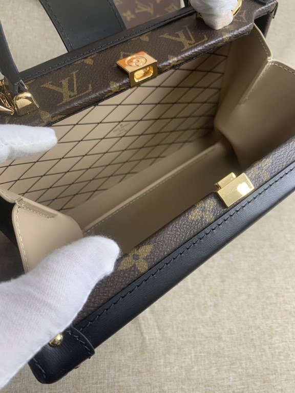 Nicolas Ghesquières Hard Box Bag] M46309 Vintage Nicolas Ghesquières returns to Louis Vuitton's trunk-making tradition with the Petite Malle V. Monogram canvas with leather trim and V-shaped side panels provide softness 