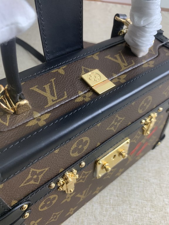 Nicolas Ghesquières Hard Box Bag] M46309 Vintage Nicolas Ghesquières returns to Louis Vuitton's trunk-making tradition with the Petite Malle V. Monogram canvas with leather trim and V-shaped side panels provide softness 