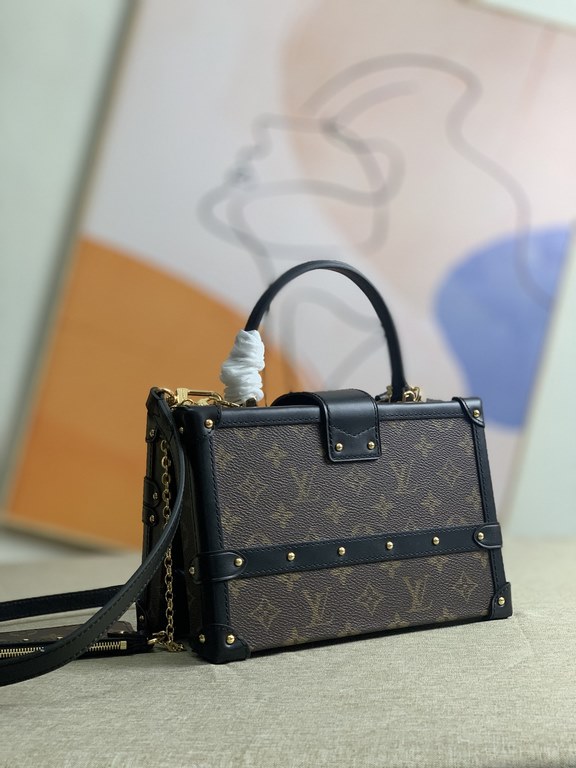 Nicolas Ghesquières Hard Box Bag] M46309 Vintage Nicolas Ghesquières returns to Louis Vuitton's trunk-making tradition with the Petite Malle V. Monogram canvas with leather trim and V-shaped side panels provide softness 