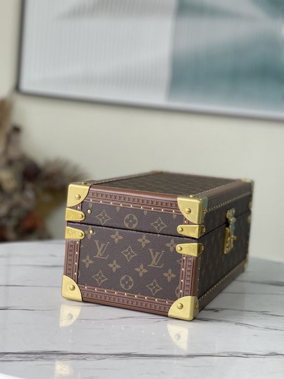 The original single new listing! Latest Products!   Multi-purpose organizer MCoffret Accessoires hard case in Monogram canvas continues the design essence of the classic Coffret 8 Montres hard case, so that wristwatches,