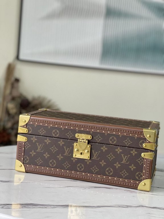 The original single new listing! Latest Products!   Multi-purpose organizer MCoffret Accessoires hard case in Monogram canvas continues the design essence of the classic Coffret 8 Montres hard case, so that wristwatches,