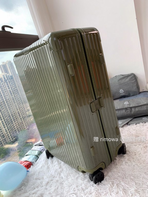 Rimowa Trolley caseluggageUltra-light pc zipper case, must get the same high value trolley case of YiYiChixi! Rimowa Essential new color collection! When you're young, you need to look good to travel! Rimowa Organizer Se