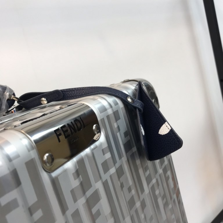 [Fendi X Rimowa] Love at first sight is perhaps when you see it for the first time, it is deeply imprinted. This is too good-looking, right The texture is perfect! The taste is too high!Aluminum-magnesium alloy material 