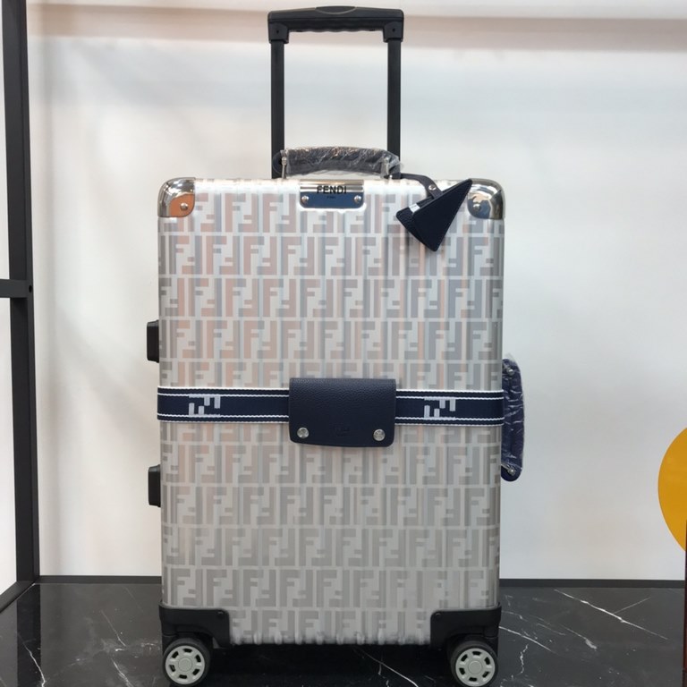 [Fendi X Rimowa] Love at first sight is perhaps when you see it for the first time, it is deeply imprinted. This is too good-looking, right The texture is perfect! The taste is too high!Aluminum-magnesium alloy material 