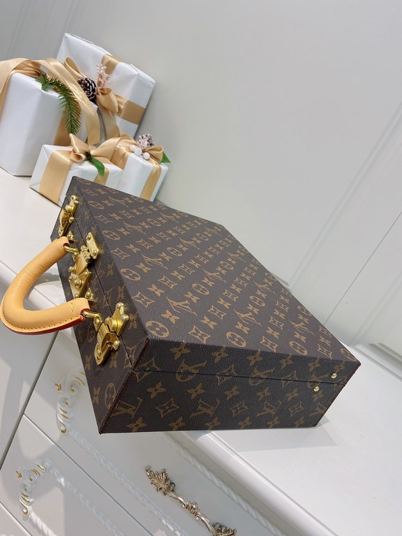 M4700TSZBBoite Bijoux Louis Vuitton Jewelry Comes to Town34.025.010cm (L H W)Super nice handfeeling soft inner liningGilt metal piecesTree paste leather handle (single handle)Matching locking clasp Key  Double-layered in