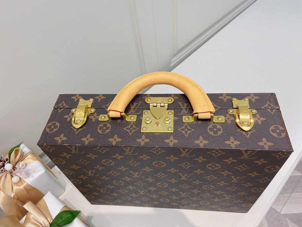 M4700TSZBBoite Bijoux Louis Vuitton Jewelry Comes to Town34.025.010cm (L H W)Super nice handfeeling soft inner liningGilt metal piecesTree paste leather handle (single handle)Matching locking clasp Key  Double-layered in