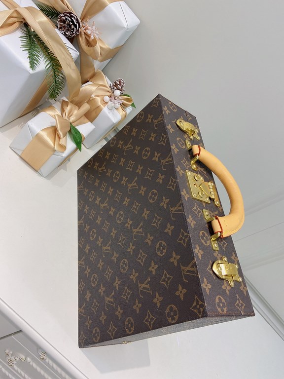 M4700TSZBBoite Bijoux Louis Vuitton Jewelry Comes to Town34.025.010cm (L H W)Super nice handfeeling soft inner liningGilt metal piecesTree paste leather handle (single handle)Matching locking clasp Key  Double-layered in