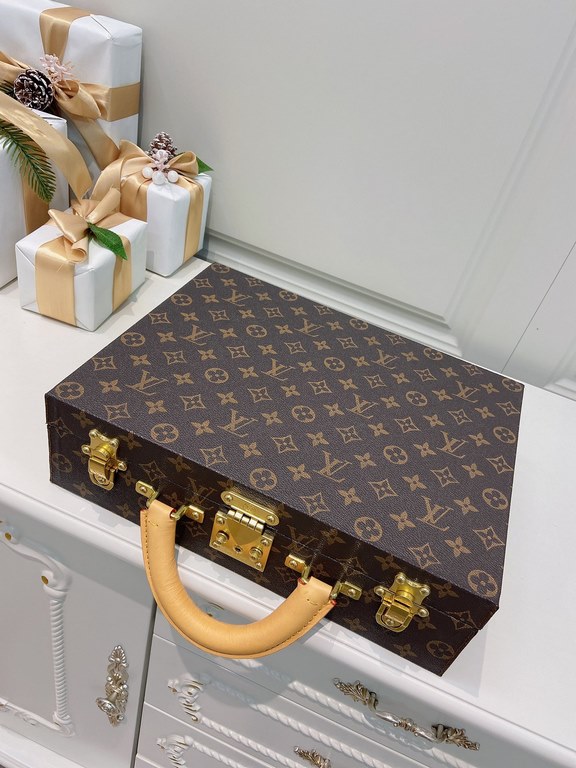 M4700TSZBBoite Bijoux Louis Vuitton Jewelry Comes to Town34.025.010cm (L H W)Super nice handfeeling soft inner liningGilt metal piecesTree paste leather handle (single handle)Matching locking clasp Key  Double-layered in