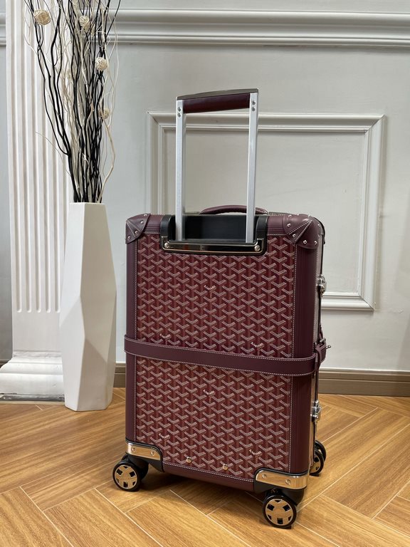 goyard has always been committed to the classic heritage of travel products. This boarding box is also the classic work of goyard. It is also the highest peak of retro sophistication, which can feel the exquisite workman