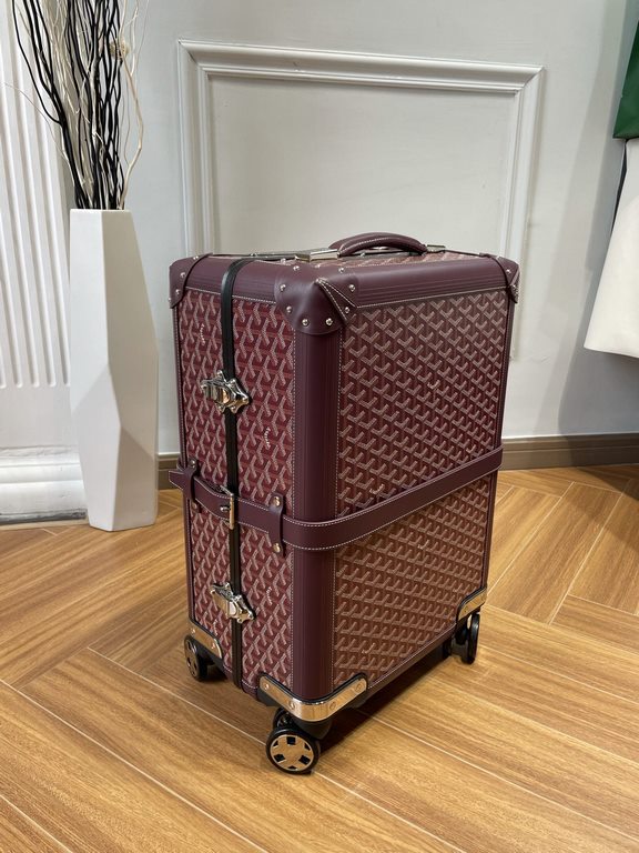 goyard has always been committed to the classic heritage of travel products. This boarding box is also the classic work of goyard. It is also the highest peak of retro sophistication, which can feel the exquisite workman