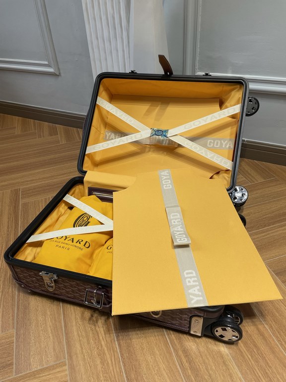 goyard has always been committed to the classic heritage of travel products. This boarding box is also the classic work of goyard. It is also the highest peak of retro sophistication, which can feel the exquisite workman