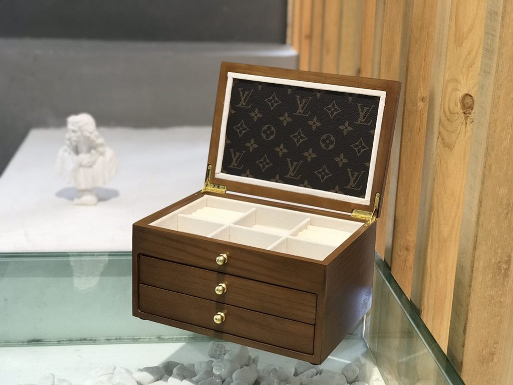 #New Product First Launch #Triple Lid Solid Wooden Jewelry Box Multifunctional carefully developed and uniquely crafted.#Exclusive customized background #(Impeccable)  Size  241613Weight ：1.5kg