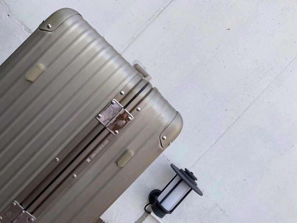 Original trunk series!Rimowa Luggagetrolley caseAluminum-magnesium alloy] Topas Sport sports modelsForced a super-high one, Zhang Dawei, Qiwei, Zheng Kai many many stars are in use!Non-market first-generation circulation