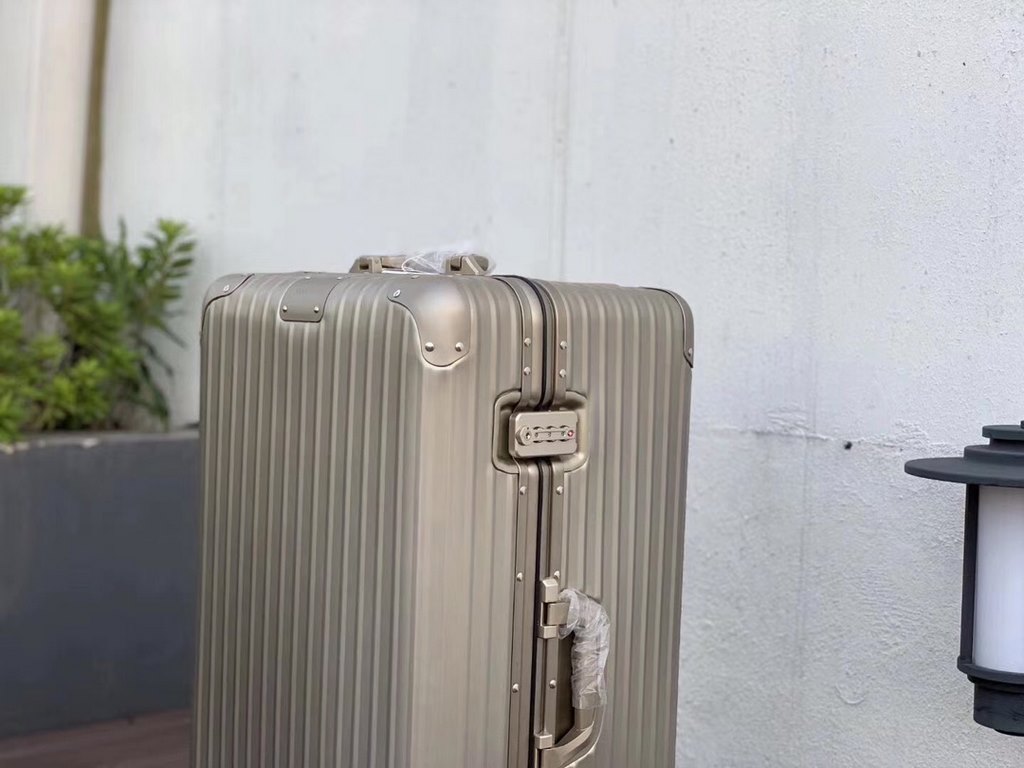 Original trunk series!Rimowa Luggagetrolley caseAluminum-magnesium alloy] Topas Sport sports modelsForced a super-high one, Zhang Dawei, Qiwei, Zheng Kai many many stars are in use!Non-market first-generation circulation