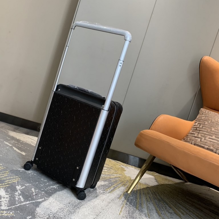 Embossed with the iconic Monogram pattern in Taurillon leather, this Horizon 55 luggage embodies the classic appeal of the road. The lockable zipper, ample interior space and leather reinforced corners are a testament to