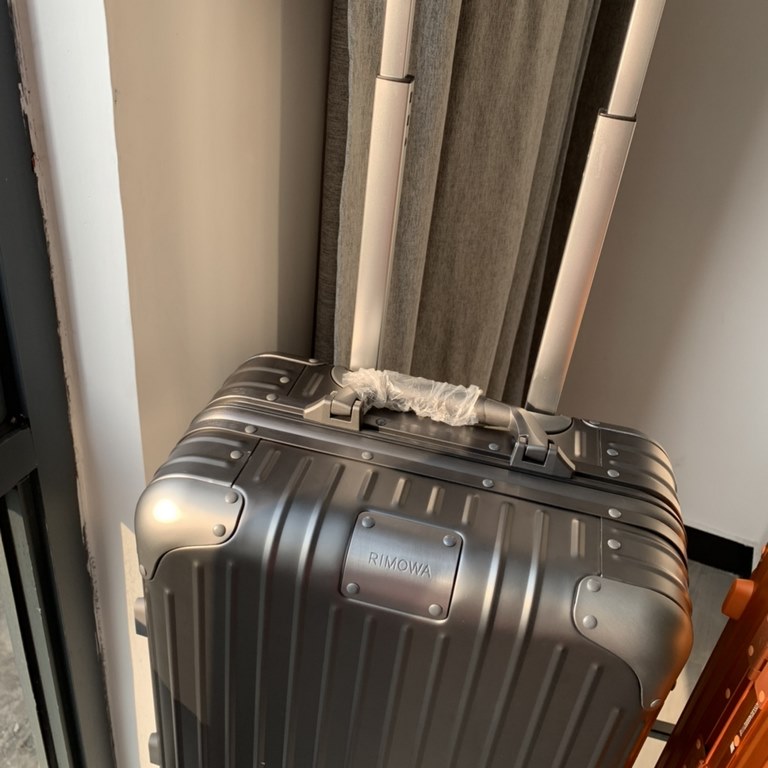 RIMOWA (日默瓦) Launches Special Collection for Chinese New Year 2021 -Mars Orange and Mercury Gray color schemeJanuary 4, 2021 With the holiday season fast approaching, RIMOWA is celebrating the Lunar New Year by launching