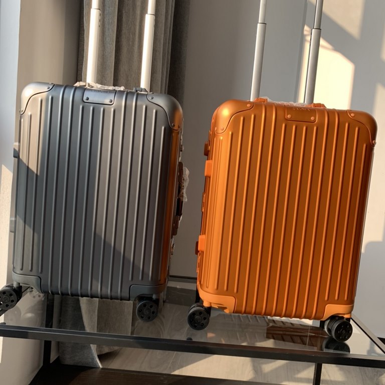 RIMOWA (日默瓦) Launches Special Collection for Chinese New Year 2021 -Mars Orange and Mercury Gray color schemeJanuary 4, 2021 With the holiday season fast approaching, RIMOWA is celebrating the Lunar New Year by launching