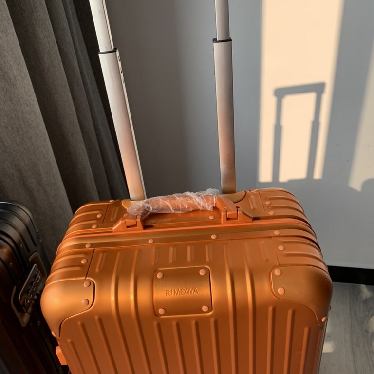 RIMOWA (日默瓦) Launches Special Collection for Chinese New Year 2021 -Mars Orange and Mercury Gray color schemeJanuary 4, 2021 With the holiday season fast approaching, RIMOWA is celebrating the Lunar New Year by launching