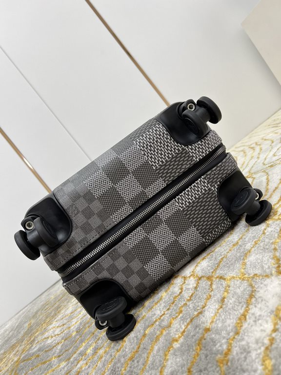 Exclusive Black Luggage】The new Horizon luggage revolutionizes Louis Vuitton's legacy with a creative twist. The iconic Monogram canvas is embellished with travel appliqués that harken back to the brand's heritage of lug