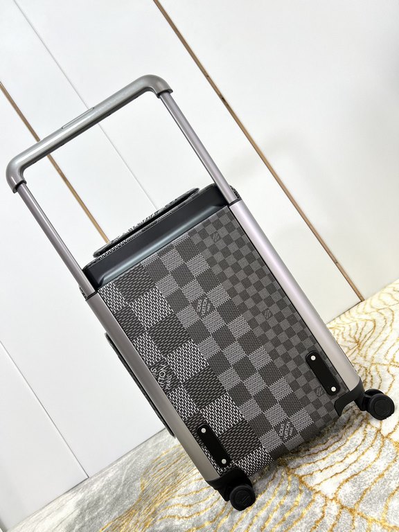 Exclusive Black Luggage】The new Horizon luggage revolutionizes Louis Vuitton's legacy with a creative twist. The iconic Monogram canvas is embellished with travel appliqués that harken back to the brand's heritage of lug