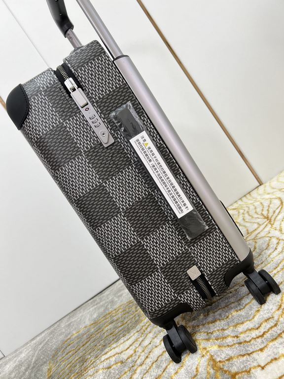 Exclusive Black Luggage】The new Horizon luggage revolutionizes Louis Vuitton's legacy with a creative twist. The iconic Monogram canvas is embellished with travel appliqués that harken back to the brand's heritage of lug