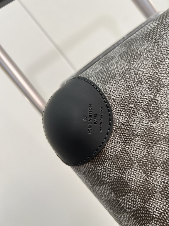 Exclusive Black Luggage】The new Horizon luggage revolutionizes Louis Vuitton's legacy with a creative twist. The iconic Monogram canvas is embellished with travel appliqués that harken back to the brand's heritage of lug