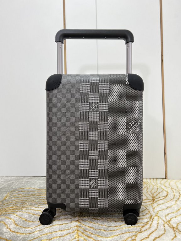 Exclusive Black Luggage】The new Horizon luggage revolutionizes Louis Vuitton's legacy with a creative twist. The iconic Monogram canvas is embellished with travel appliqués that harken back to the brand's heritage of lug