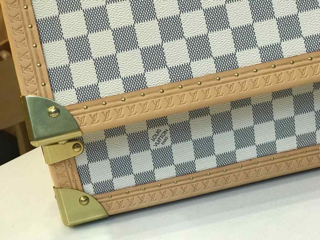 M4700B8-Watch BoxThis 8 watch box is made of classic Monogram canvas. It comes with a removable tray to hide your valuables.-34.018.011.0cm(LWH)-Inside with 8 small bladders for 8 wristwatches -Center spacing into . Can 