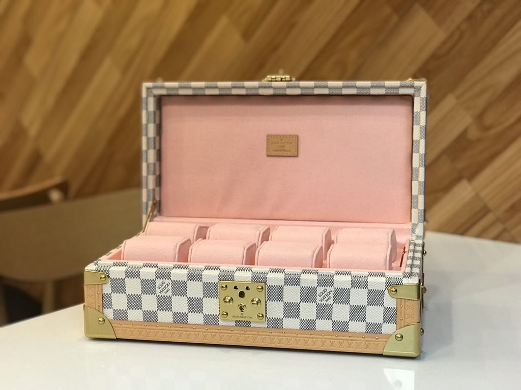 M4700B8-Watch BoxThis 8 watch box is made of classic Monogram canvas. It comes with a removable tray to hide your valuables.-34.018.011.0cm(LWH)-Inside with 8 small bladders for 8 wristwatches -Center spacing into . Can 