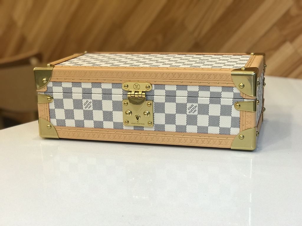 M4700B8-Watch BoxThis 8 watch box is made of classic Monogram canvas. It comes with a removable tray to hide your valuables.-34.018.011.0cm(LWH)-Inside with 8 small bladders for 8 wristwatches -Center spacing into . Can 