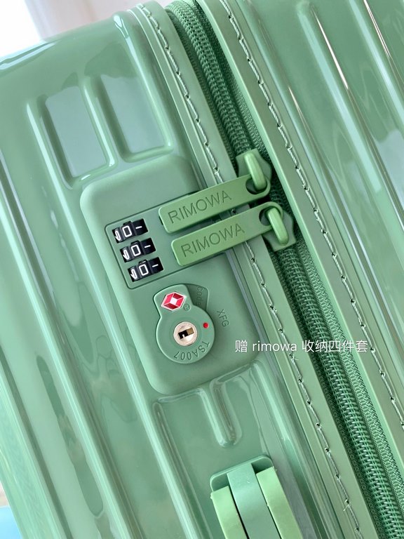 Rimowa Trolley caseluggageUltra-light pc zipper case, must get the same high value trolley case of YiYiChixi! Rimowa Essential new color collection! When you're young, you need to look good to travel! Rimowa Organizer Se