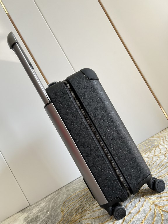 Exclusive Black Embossed Luggage】The new Horizon luggage revolutionizes Louis Vuitton's legendary heritage with a creative twist. The iconic Monogram canvas is embellished with travel appliqués that harken back to the br