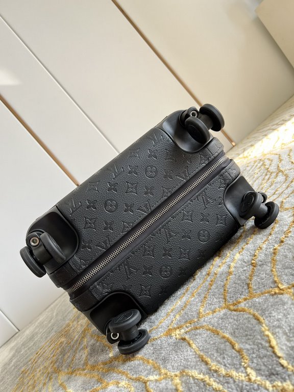 Exclusive Black Embossed Luggage】The new Horizon luggage revolutionizes Louis Vuitton's legendary heritage with a creative twist. The iconic Monogram canvas is embellished with travel appliqués that harken back to the br