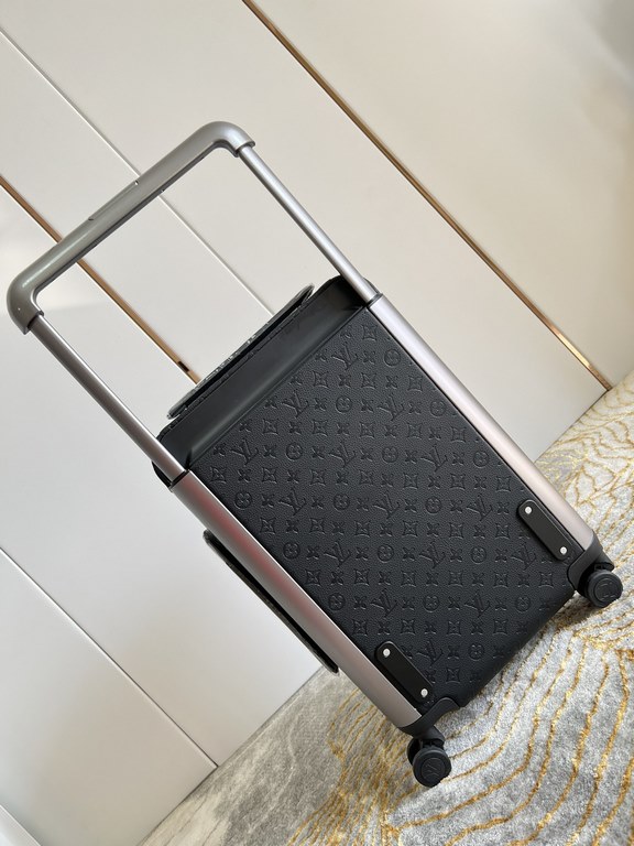 Exclusive Black Embossed Luggage】The new Horizon luggage revolutionizes Louis Vuitton's legendary heritage with a creative twist. The iconic Monogram canvas is embellished with travel appliqués that harken back to the br