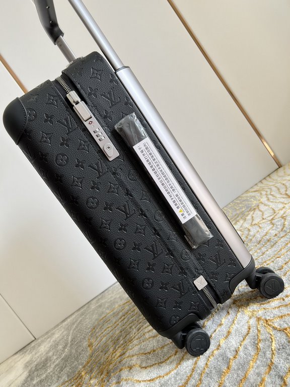 Exclusive Black Embossed Luggage】The new Horizon luggage revolutionizes Louis Vuitton's legendary heritage with a creative twist. The iconic Monogram canvas is embellished with travel appliqués that harken back to the br