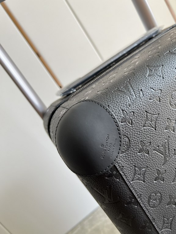 Exclusive Black Embossed Luggage】The new Horizon luggage revolutionizes Louis Vuitton's legendary heritage with a creative twist. The iconic Monogram canvas is embellished with travel appliqués that harken back to the br