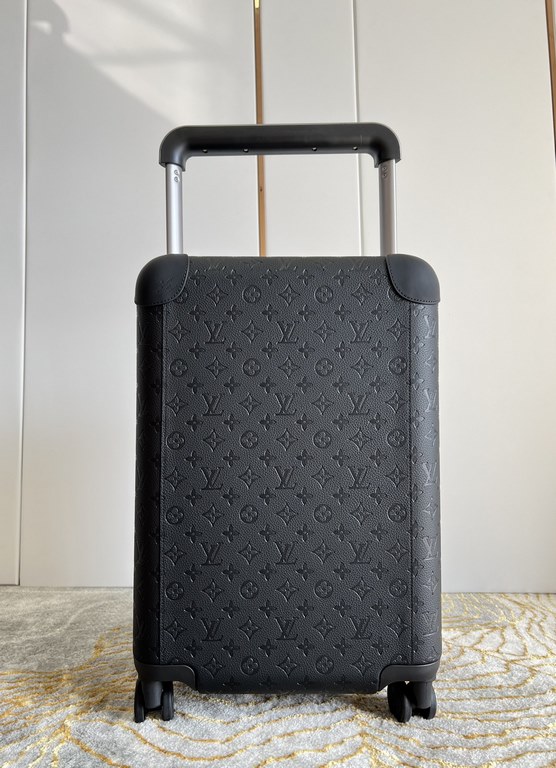 Exclusive Black Embossed Luggage】The new Horizon luggage revolutionizes Louis Vuitton's legendary heritage with a creative twist. The iconic Monogram canvas is embellished with travel appliqués that harken back to the br