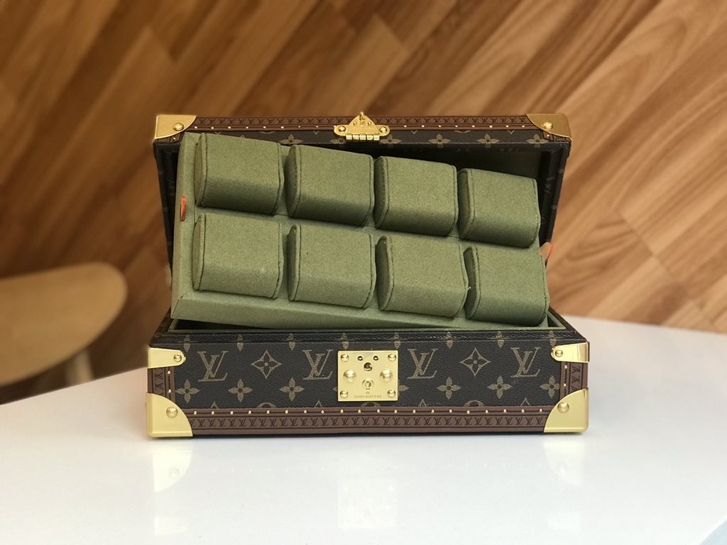 M4700B8-Watch BoxThis 8-watch box is made of classic Monogram canvas. It comes with a removable tray to hide your valuables.-34.018.011.0cm(LWH)-Inside with 8 small bladders for 8 wristwatches -Center spacing into . Can 