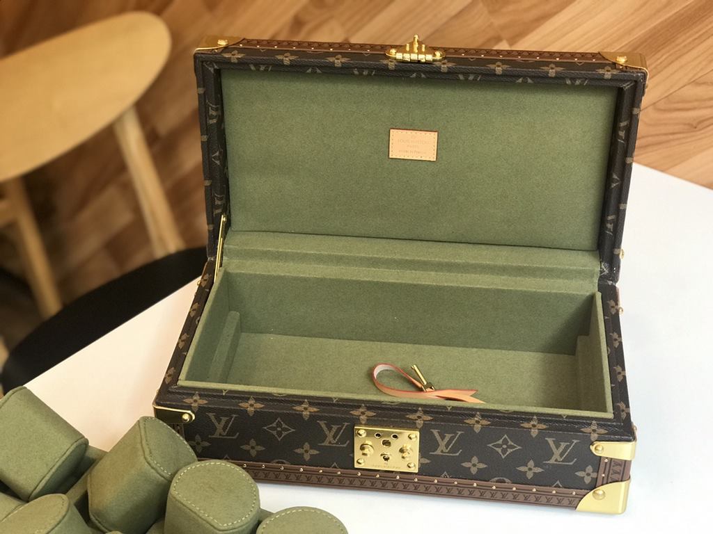 M4700B8-Watch BoxThis 8-watch box is made of classic Monogram canvas. It comes with a removable tray to hide your valuables.-34.018.011.0cm(LWH)-Inside with 8 small bladders for 8 wristwatches -Center spacing into . Can 