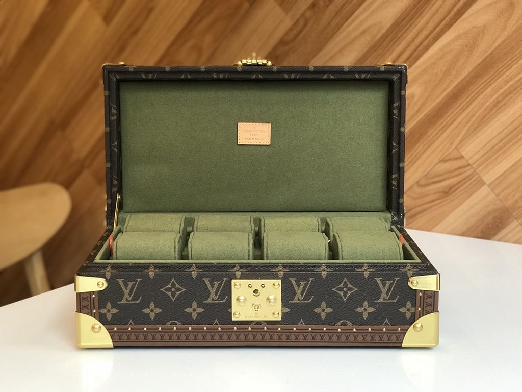 M4700B8-Watch BoxThis 8-watch box is made of classic Monogram canvas. It comes with a removable tray to hide your valuables.-34.018.011.0cm(LWH)-Inside with 8 small bladders for 8 wristwatches -Center spacing into . Can 