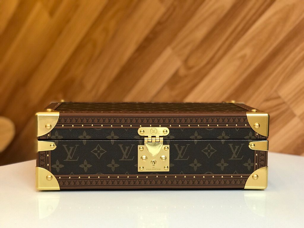 M4700B8-Watch BoxThis 8-watch box is made of classic Monogram canvas. It comes with a removable tray to hide your valuables.-34.018.011.0cm(LWH)-Inside with 8 small bladders for 8 wristwatches -Center spacing into . Can 