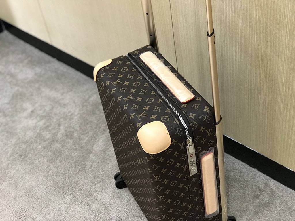 HORIZON Four Wheel Trolley Case, 50cmMeet the future of luxury four-wheeled luggage. The brainchild of Marc Newson, a recognized master of groundbreaking industrial design, this lightweight four-wheeled suitcase creates 