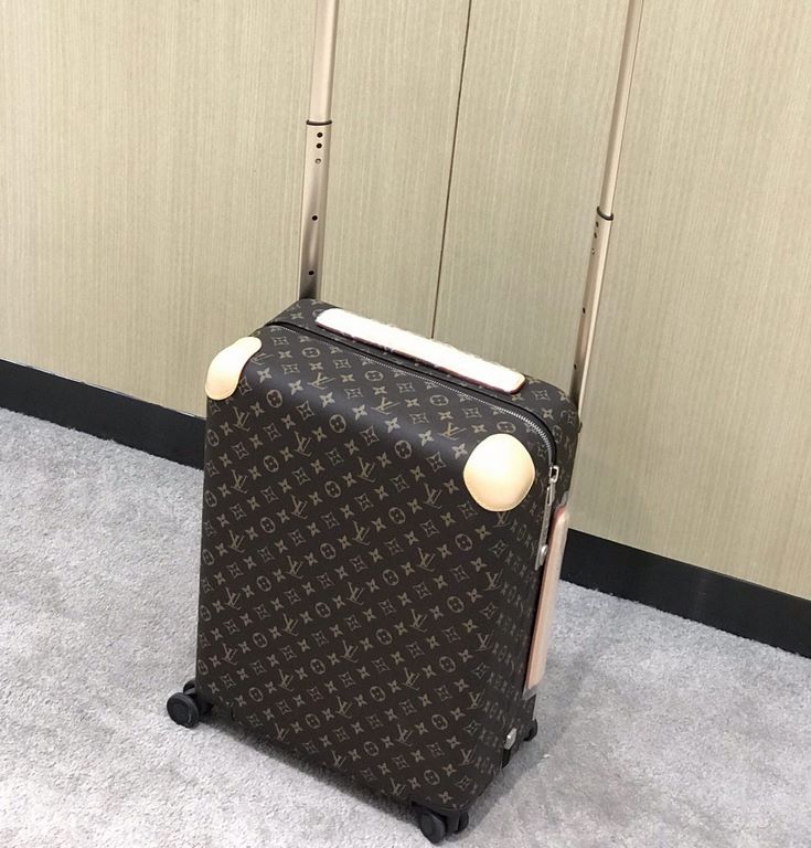 HORIZON Four Wheel Trolley Case, 50cmMeet the future of luxury four-wheeled luggage. The brainchild of Marc Newson, a recognized master of groundbreaking industrial design, this lightweight four-wheeled suitcase creates 