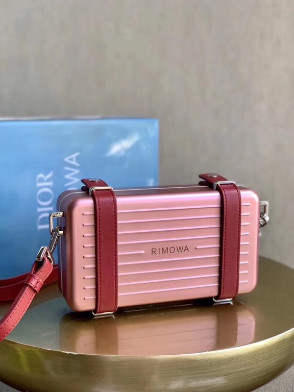 × RIMOWA small boxThis design can definitely attract girls' attention instantly, and the two rings on the side of the small suitcase are also equipped with leather accessories.The      font is embossed on the top, adding